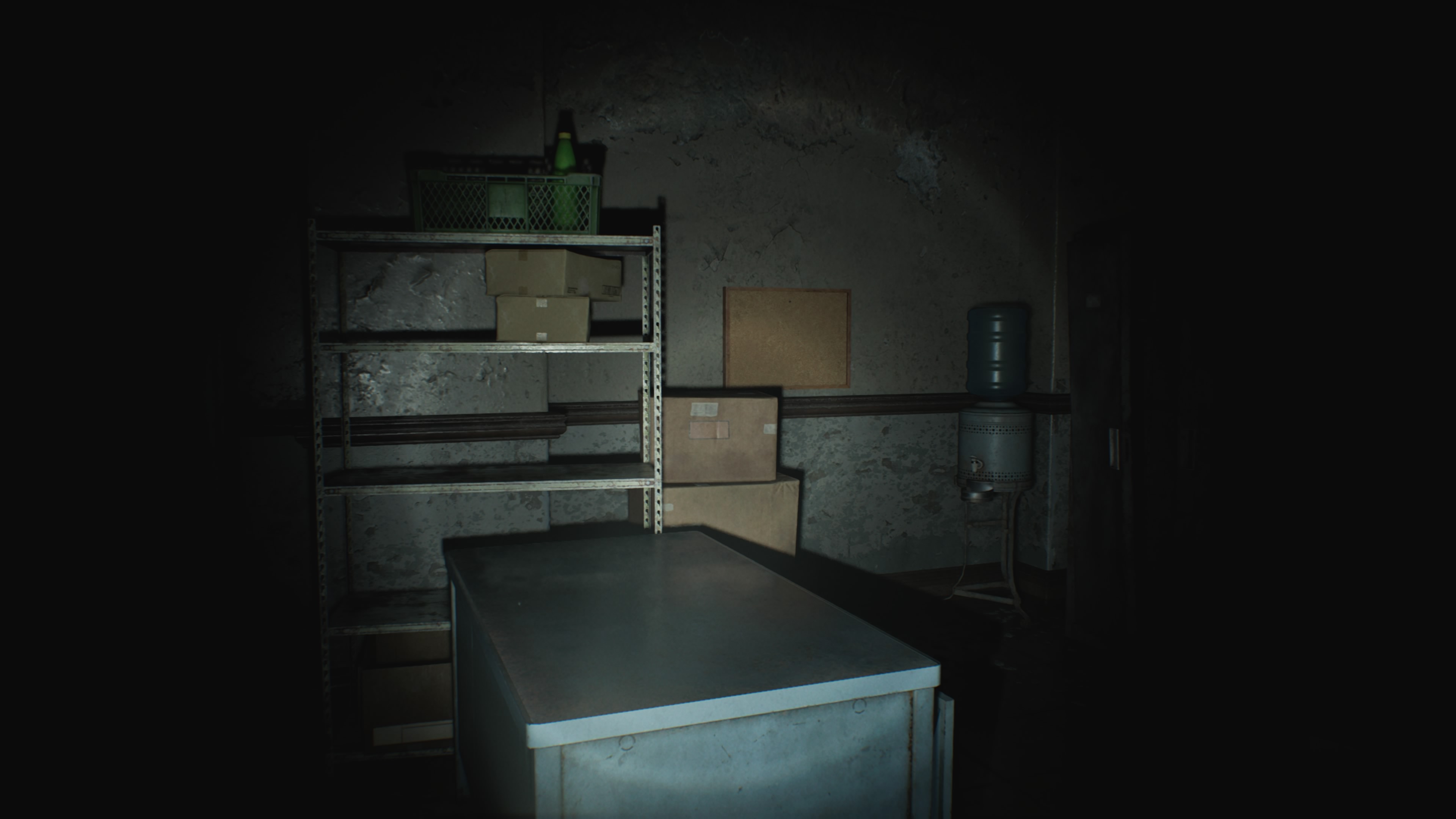 Resident Evil Requiem - Grace: Wrenwood Hotel: Pokój 204, klucz, mapa, nożyce, obraz, dowody, policjant