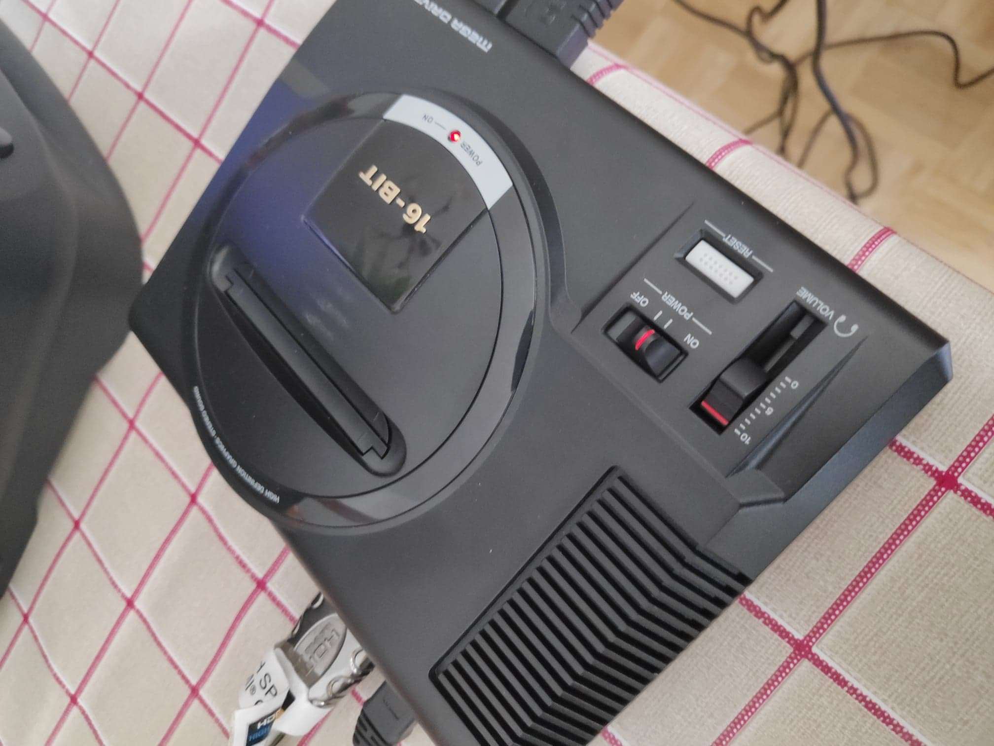 SEGA Mega Drive Mini - testowaliśmy sprzęt w.... mieszkaniu komunalnym z meblościanką