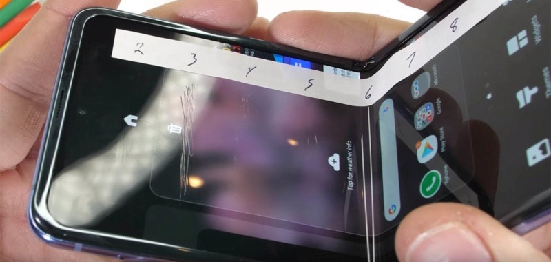 Samsung Galaxy Z Flip porysowany nawet paznokciem. Urządzenie ma problemy podczas testu wytrzymałości