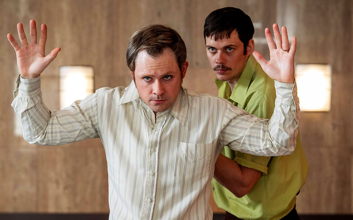 97% dziennikarzy zachwyca się filmem na podstawie prawdziwych wydarzeń. Dead Man's Wire na zwiastunie