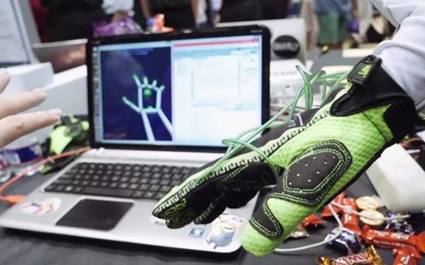 Wirtualna Rzeczywistość jest coraz bliżej - studenci z USA stworzyli rękawicę VR