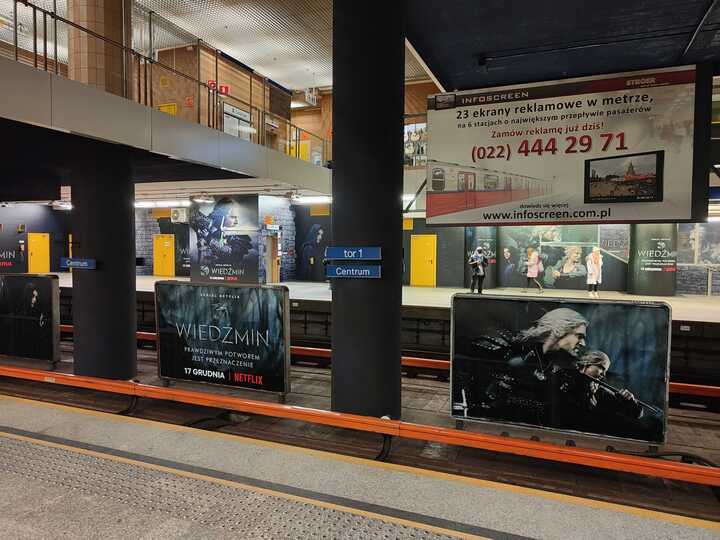 Warszawa gotowa na premierę Wiedźmina. Geralt, Ciri i Yennefer w metrze