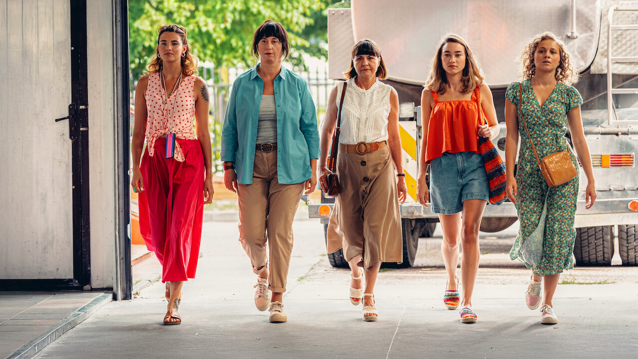 Zgon przed weselem (2025) – recenzja i opinia o filmie [Netflix]. Kobiety walczą o mleczarnię