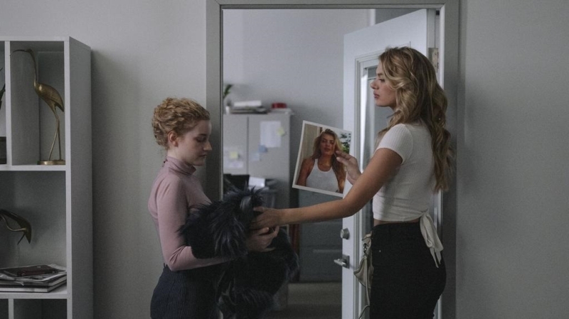 Asystentka (2020) – recenzja filmu [Galapagos]. Przemoc za drzwiami