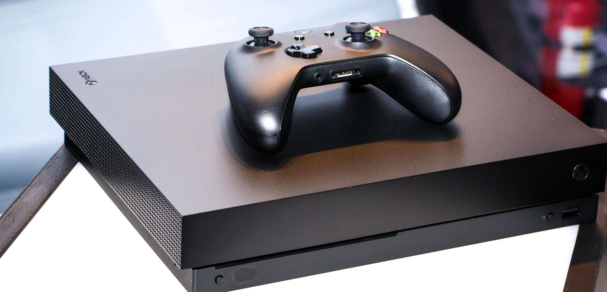 Xbox One X &quot;jest jak PC z kartą GTX 1070&quot;. ARK zadziała w 60 fps na XONEX i w 30 fps na PS4 Pro