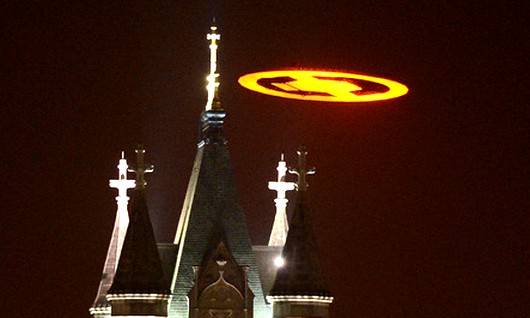 Symbol Halo 4 nad Londynem w ruchu