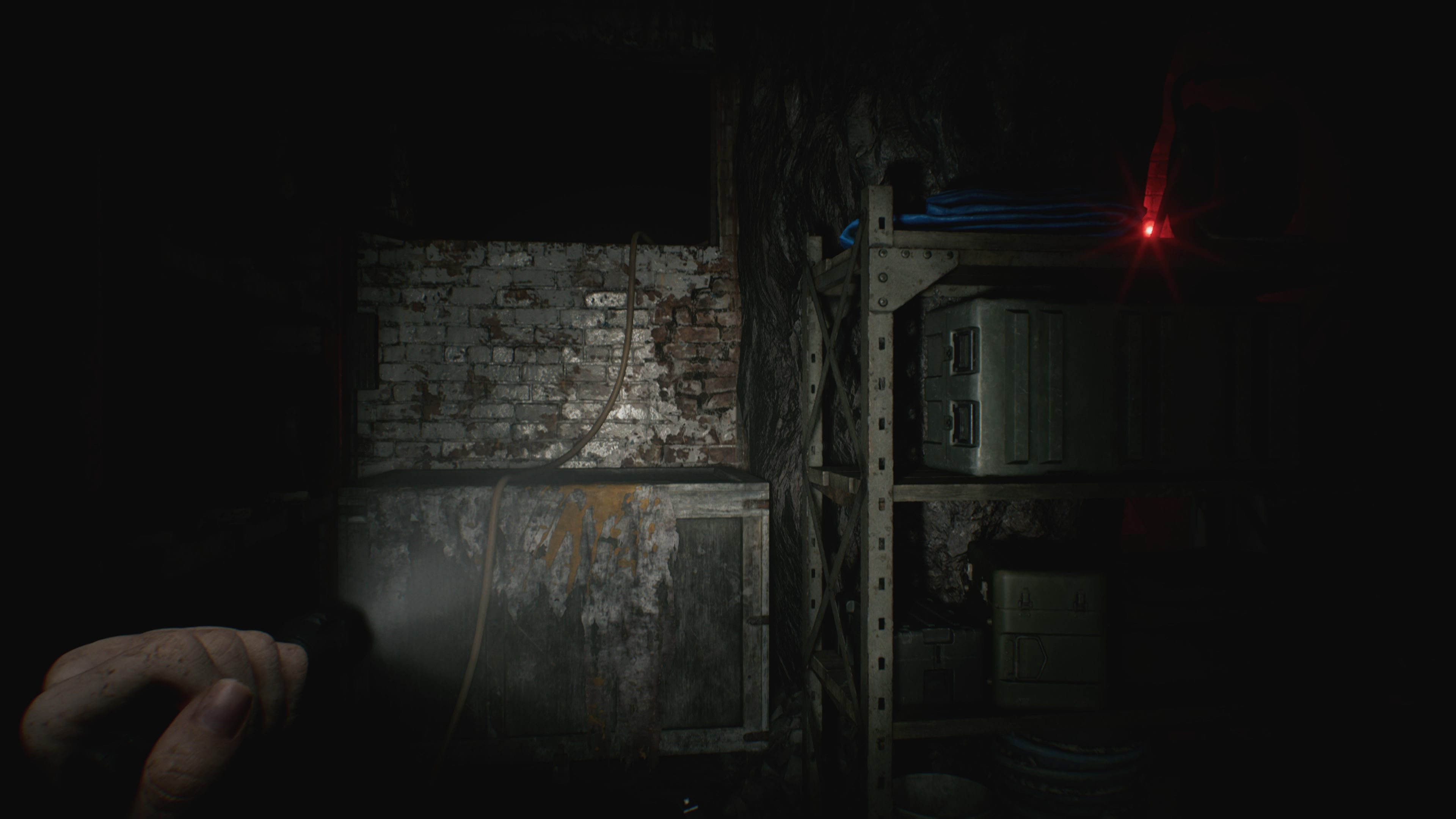 Resident Evil Requiem - Grace: ratunek Emily, podziemia, dystrybutor zasilania, cele, 3 wtyczki, dziewczynka