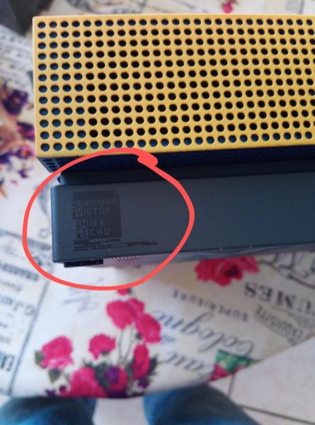 Xbox One X w edycji Cyberpunk 2077 skrywa wiadomość widoczną w świetle ultrafioletowym