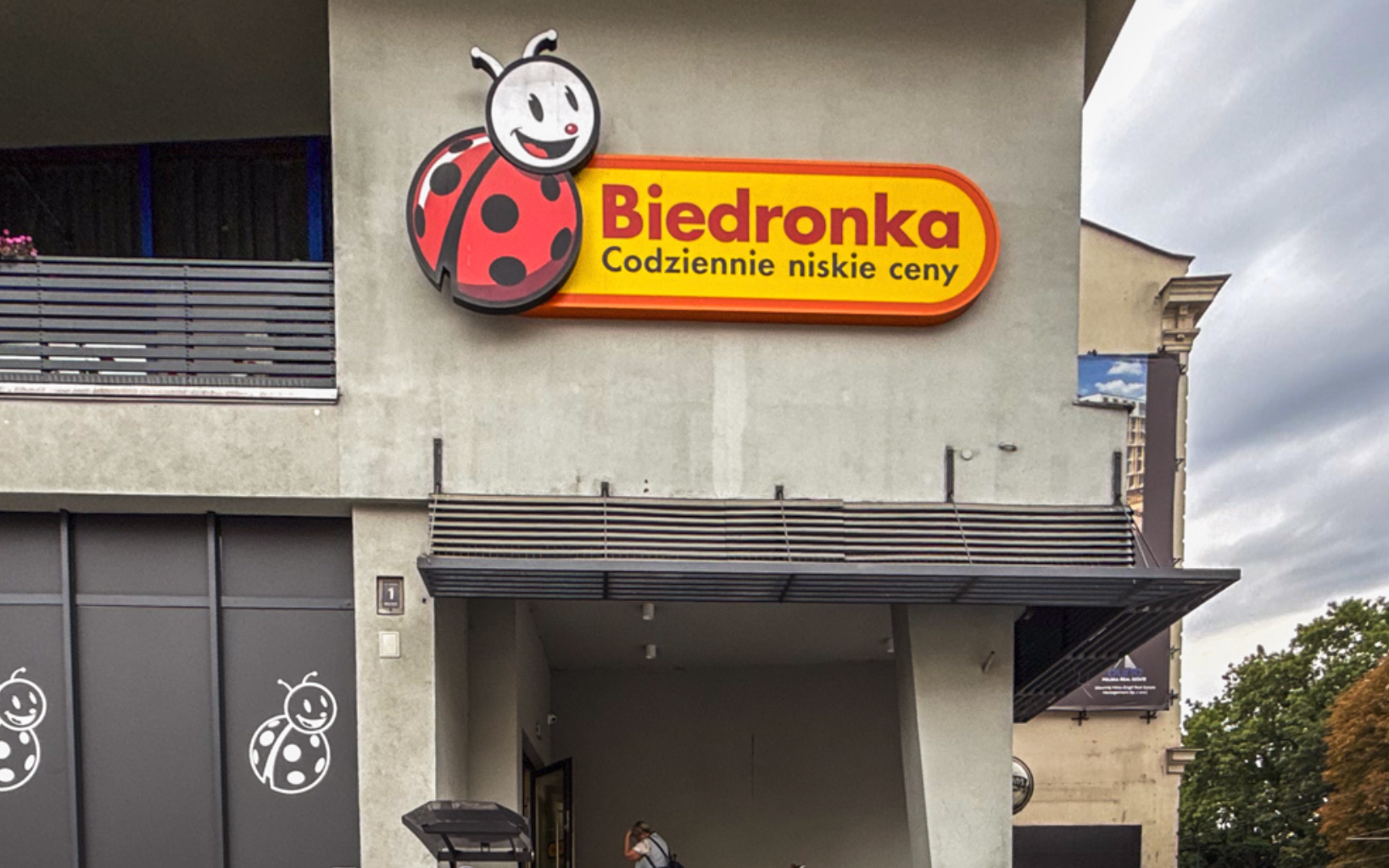 Biedronka kusi, by zagracić sobie kredens. No, ale za trzy dychy to szkoda nie wziąć