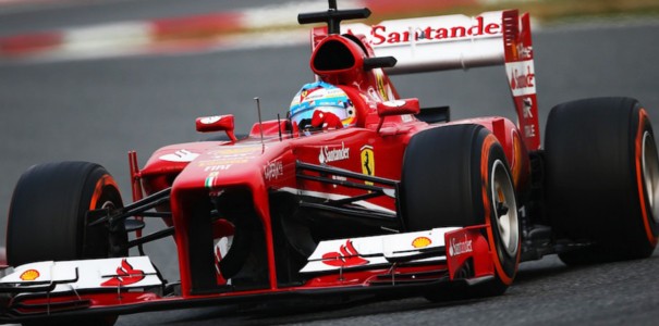 Fernando Alonso wjeżdża na bahrajński tor w F1 2014