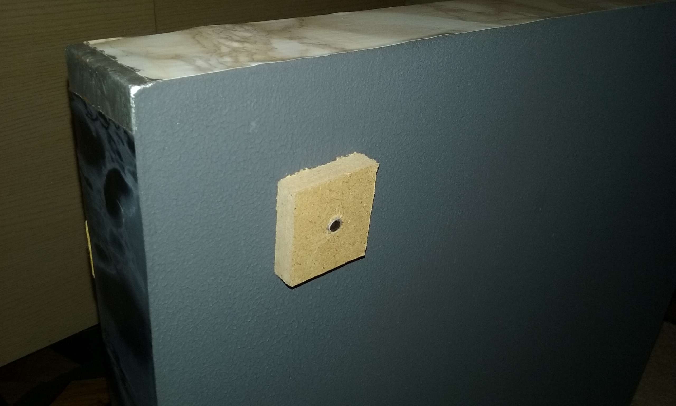 Plansza jest pomalowana również farbą magnetyczną- początkowo plan zakładał podklejenie bloków magnesami neodymowymi, ale pole magnetyczne ponad 200 szt magnesów robiło dziwne rzeczy z urządzeniami elektronicznymi :)