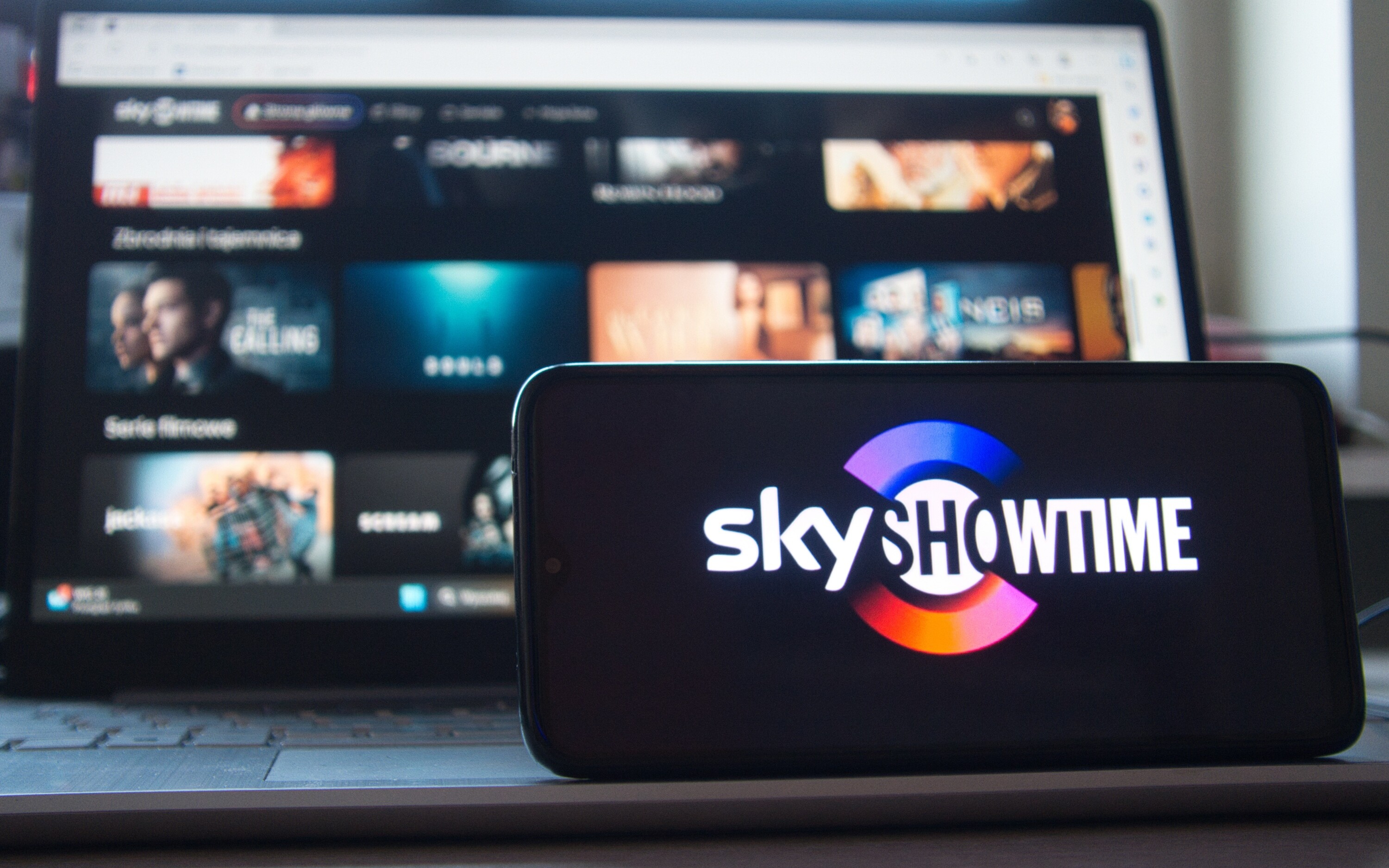 SkyShowtime logo na tle kompa