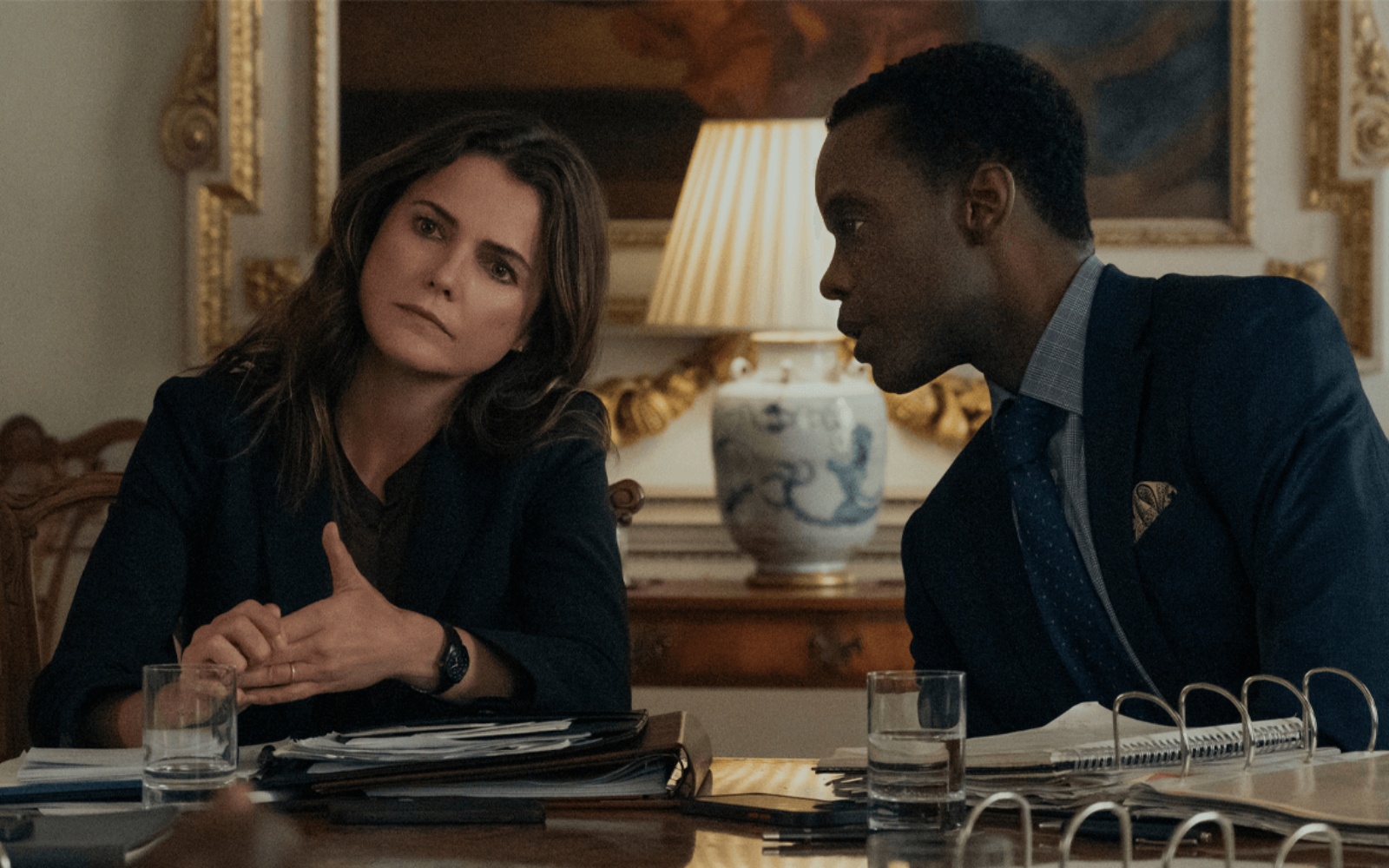 Dyplomatka (2023) – recenzja i opinia o 1. sezonie serialu [Netflix]. W trakcie dyskusji