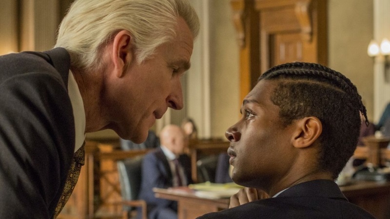 Wyrok bez winy (2019)  – recenzja filmu [Galapagos Films]. W trybikach bezdusznego systemu