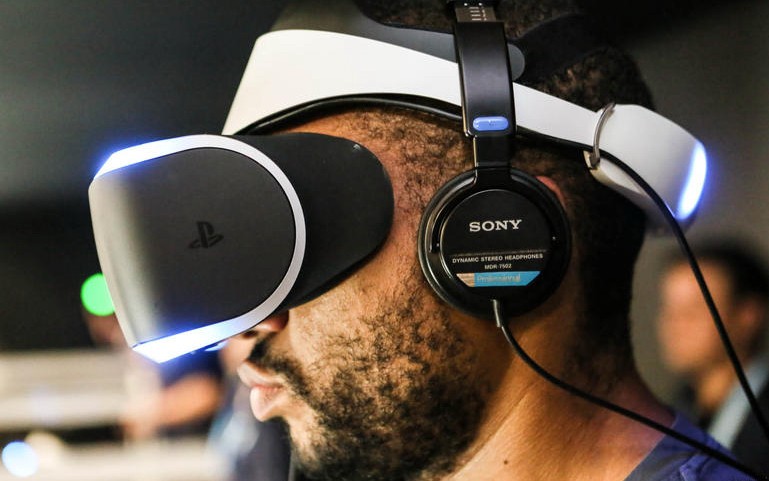 Szef Microsoft Studios mówi o technologii VR, chwali Sony i Oculus
