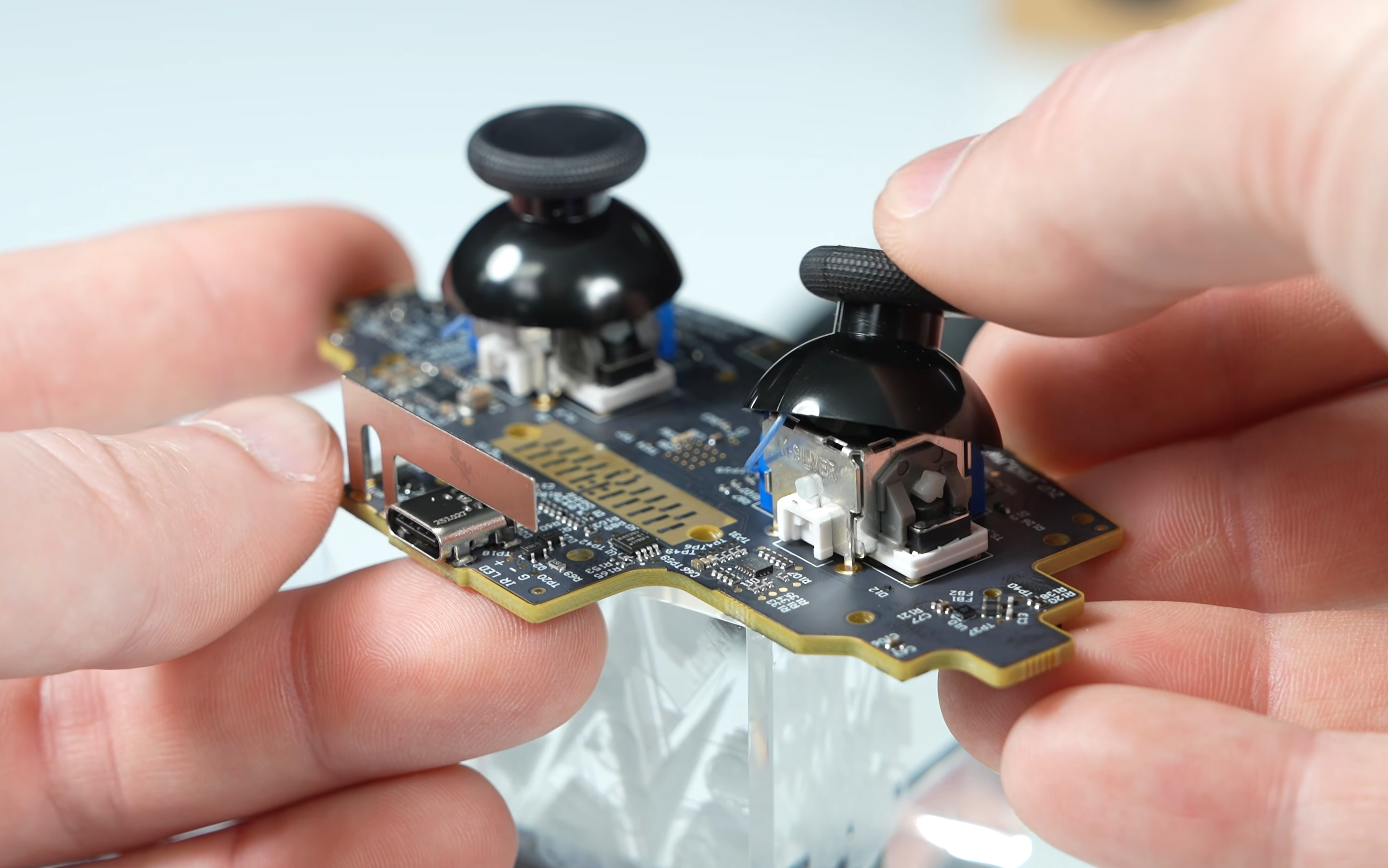Brak towaru, kolejki, oczekiwanie miesiącami na Steam Controllery. Gracze chcą gamepadów bez dryfu analogów