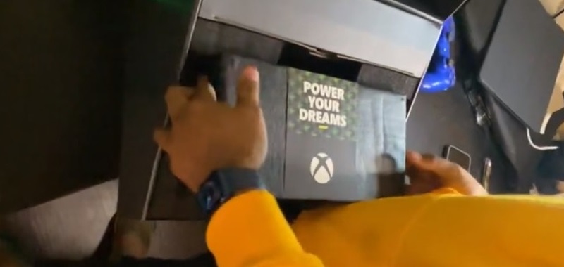 Xbox Series X u pierwszego gracza. Unboxing pokazuje cały zestaw