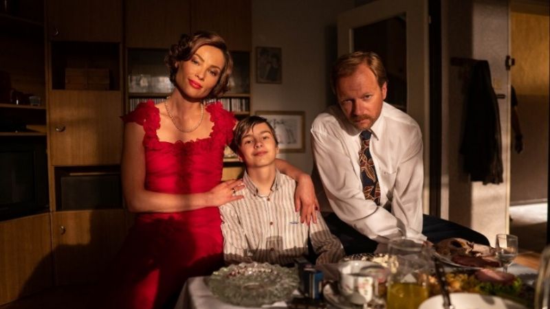 Powrót do tamtych dni (2021) - recenzja filmu [Kino Świat]. Lato, przyjaźń i tata z Ameryki