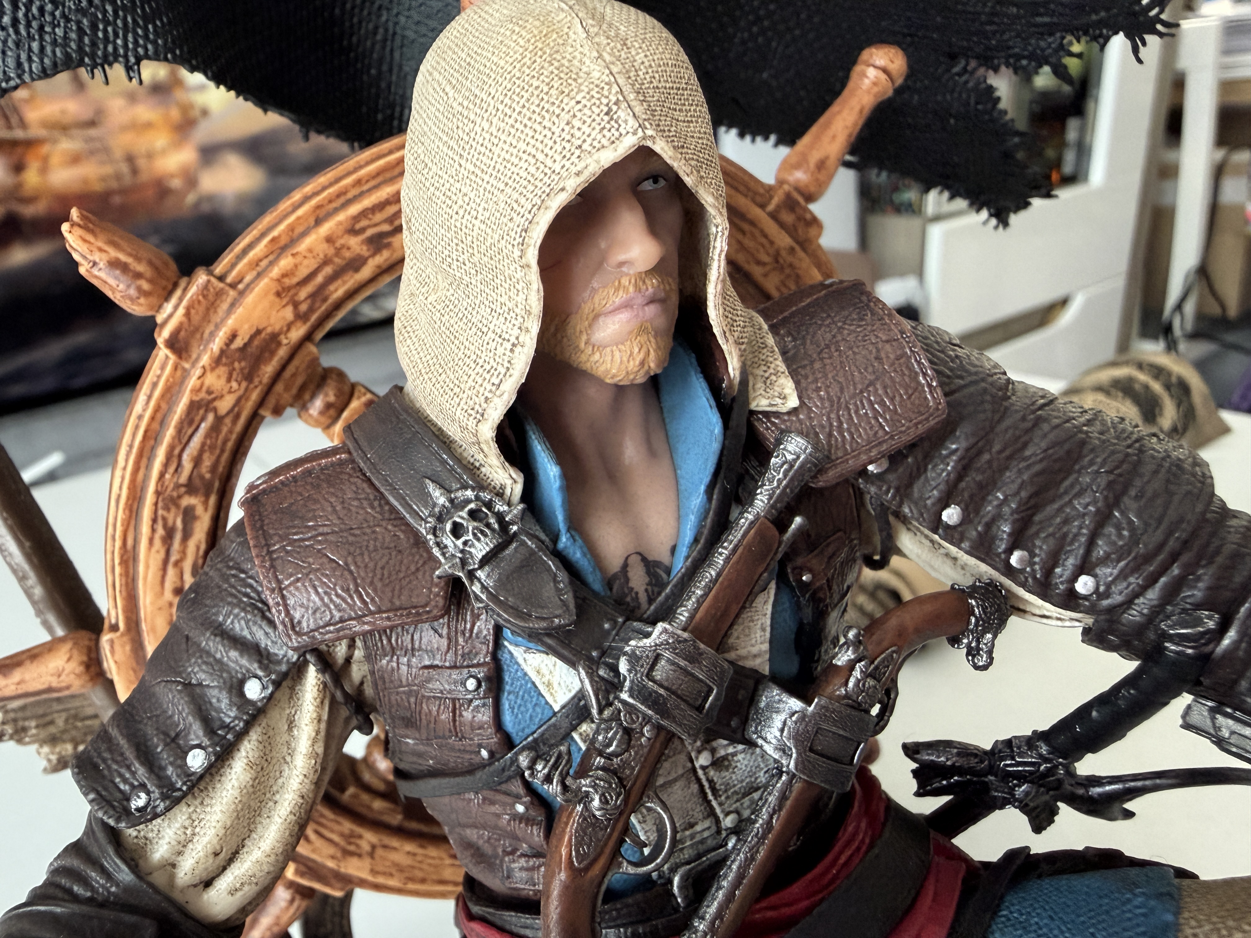 statuetka Edwarda Kenwaya (31 cm / 12 cali). 