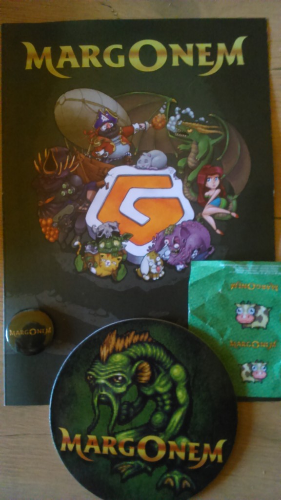 Paradoksalnie najwięcej gadżetów mam z gry starej jak świat, przeglądarkowej, którą dosłownie raz w życiu odpaliłem. Aczkolwiek podoba mi się podstawka  pod kubek, przypinka i krówka była bardzo smaczna ;)