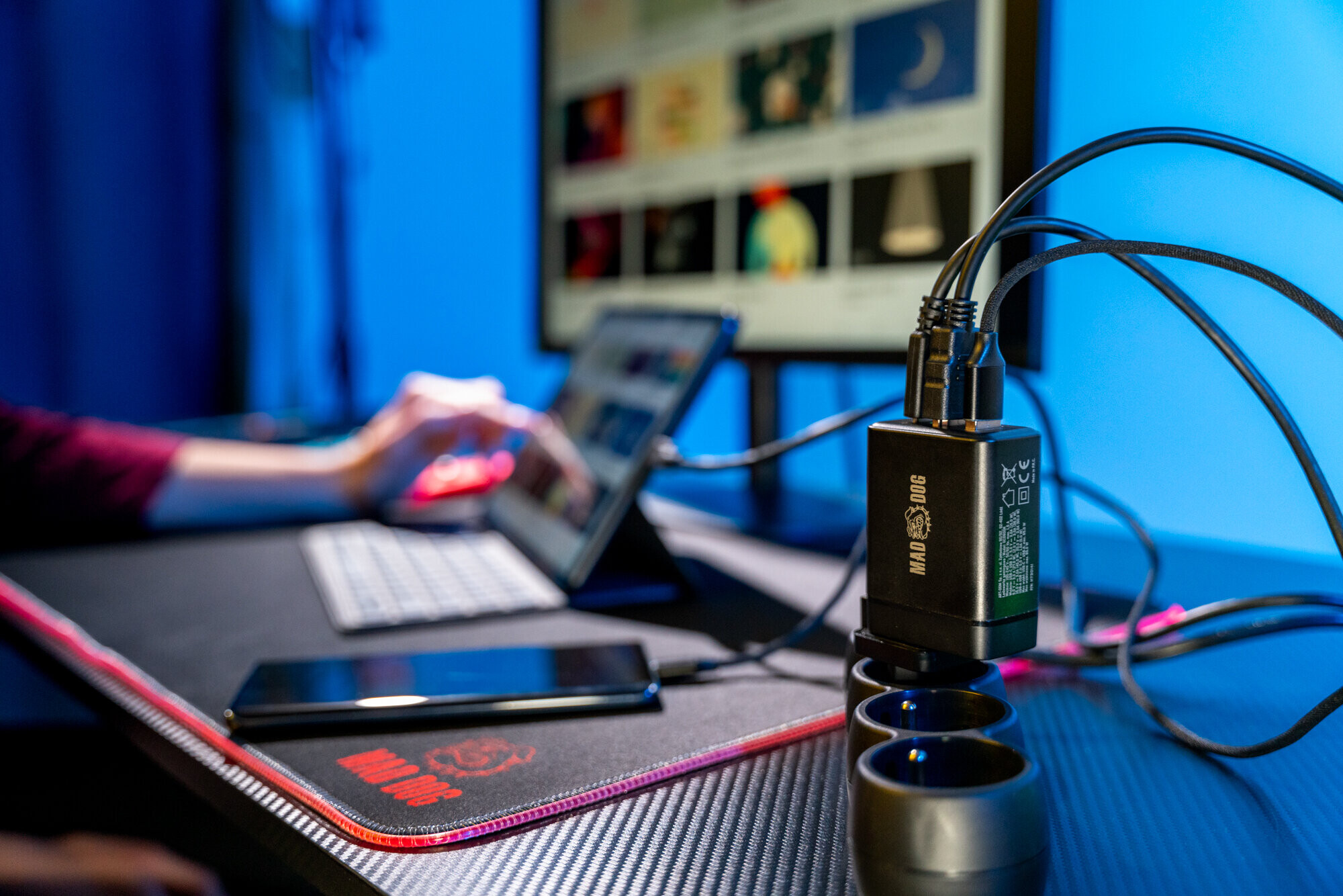 Ładowarka do laptopów, telefonów, Steam Decka czy Nintendo Switch i transmiter 4K (2w1) za 69 zł