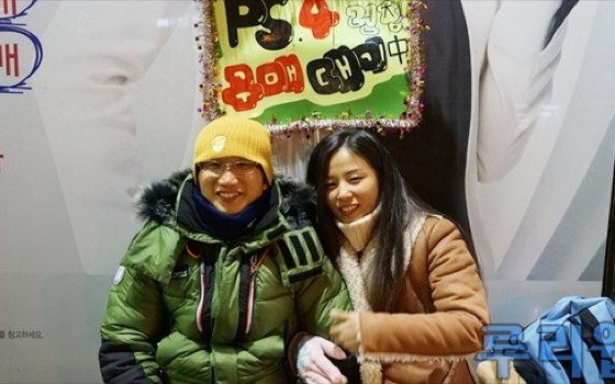 Hardkorowe małżeństwo z Korei Płd. czeka w mrozie na swoje PlayStation 4