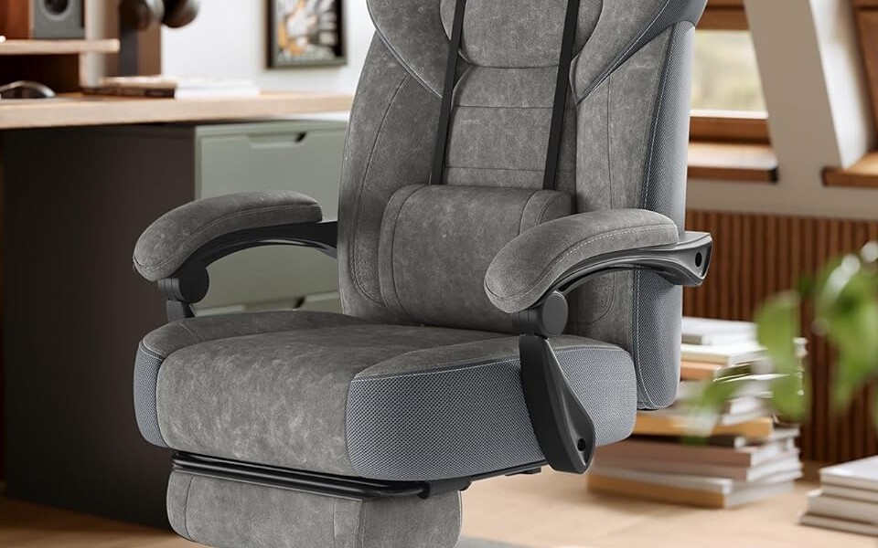 Niezwykle wygodny fotel SONGMICS z zamszu, podnóżkiem, zagłówkiem i poduszkami za 470 zł