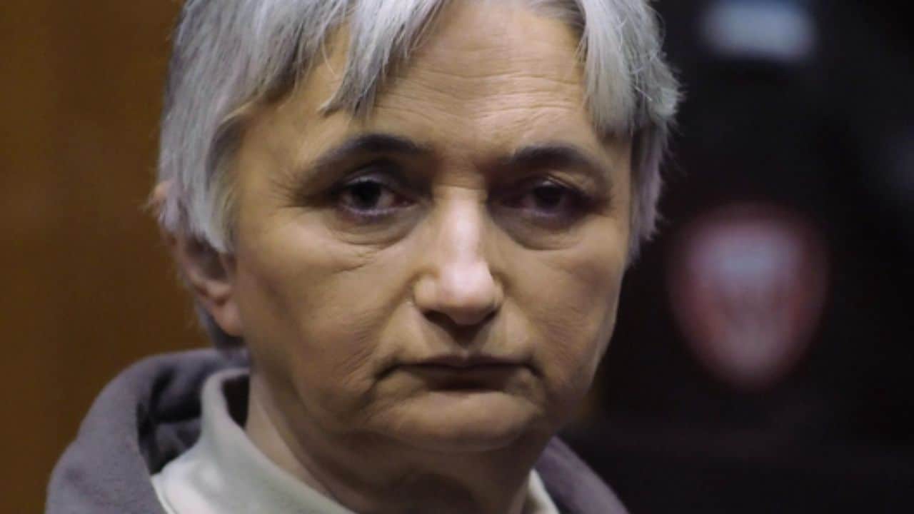 Monique Olivier: Asystentka diabła (2023) – recenzja i opinia o serialu [Netflix].  W trakcie sprawy sądowej