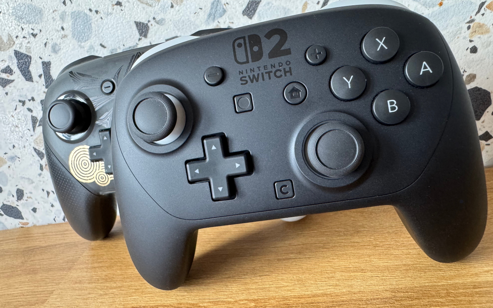Nintendo Switch 2 Pro Controller i Nintendo Switch 1 Pro - recenzja - dwa pady obok siebie