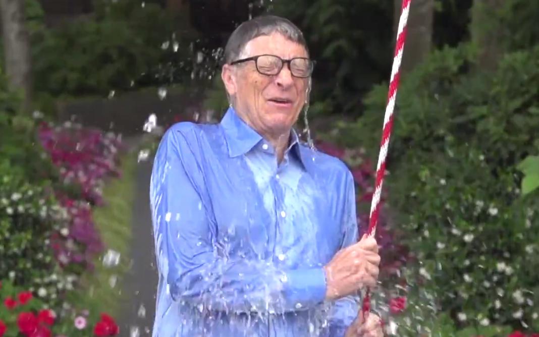 Bill Gates i Phil Spencer wylewają sobie na głowy wiadro lodowatej wody