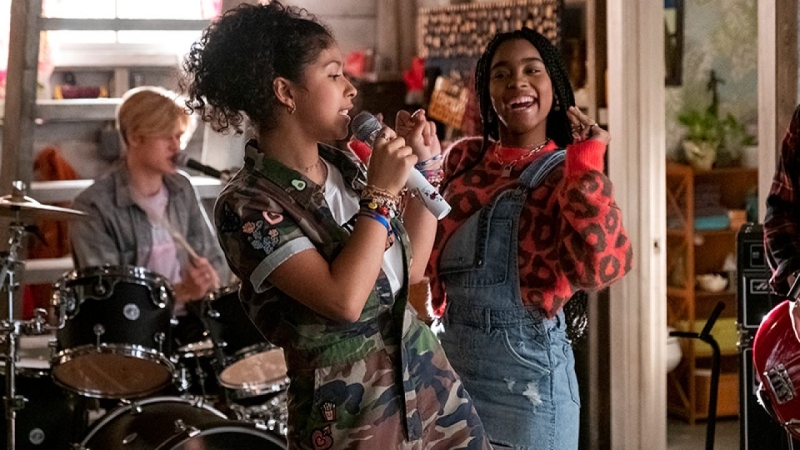 Julie and the Phantoms (2020) – recenzja serialu [Netflix]. Muzyczny kontakt z zaświatów