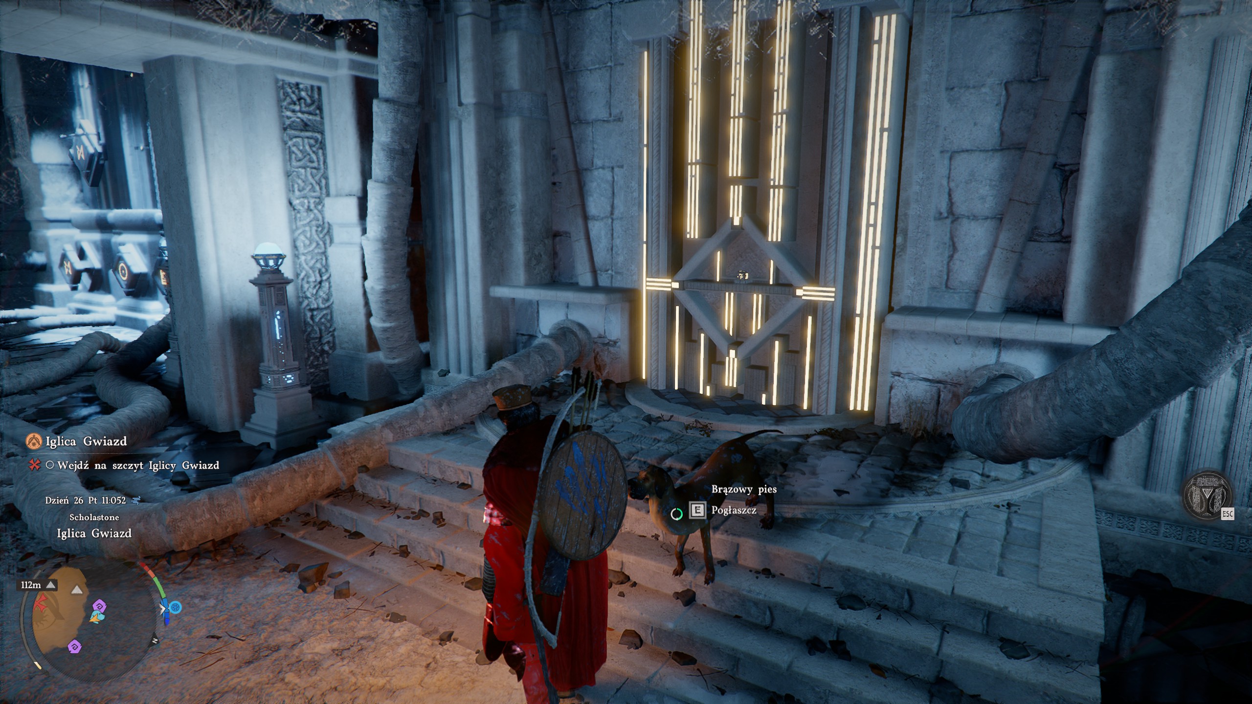 Hideo Kojima ponownie zaskakuje, serwując graczom ogromną dawkę nowości tuż przed debiutem Death Stranding 2: On the Beach na komputerach osobistych. Już w najbliższy czwartek, 19 marca 2026 roku, wraz z premierą wersji PC, posiadacze konsol PlayStation 5 otrzymają darmową aktualizację wzbogacającą grę o zawartość, która pierwotnie została wycięta ze względu na ograniczenia techniczne i brak miejsca na nośnikach. W przeciwieństwie do pierwszej części, gdzie dodatki otrzymaliśmy w płatnej wersji reżyserskiej, tym razem Kojima Productions udostępnia wszystko bez dodatkowych opłat.  Wśród najciekawszych nowości znajdzie się ekstremalny poziom trudności „To the Wilder”, który ma rzucić wyzwanie nawet najbardziej doświadczonym kurierom. Twórcy przywracają również usunięte wcześniej sceny przerywnikowe z udziałem aktorów (live-action) oraz nowe sekwencje koszmarów Sama. Fani walki ucieszą się z możliwości powtarzania starć z bossami, w tym z budzącym grozę Neilem. Co więcej, w prywatnym pokoju bohatera zacznie pojawiać się tajemniczy Chiral Cat, a gracze konsolowi w końcu otrzymają wsparcie dla formatu Ultrawide (21:9), co znacząco wpłynie na kinowe wrażenia z rozgrywki.  Aktualizacja to nie tylko nowa treść, ale także szereg usprawnień w samej mechanice oraz zupełnie nowe przedmioty do odblokowania. Według samego Hideo Kojimy, przywrócenie usuniętego materiału filmowego i dodatkowych nagrań pozwoli jeszcze głębiej zanurzyć się w i tak już niezwykle złożoną fabułę gry. Dla wielu osób będzie to idealny pretekst, by wrócić do tego ocenianego na 10/10 arcydzieła i sprawdzić, jak bardzo zmieniło się ono po wprowadzeniu tych setek mniejszych i większych poprawek.