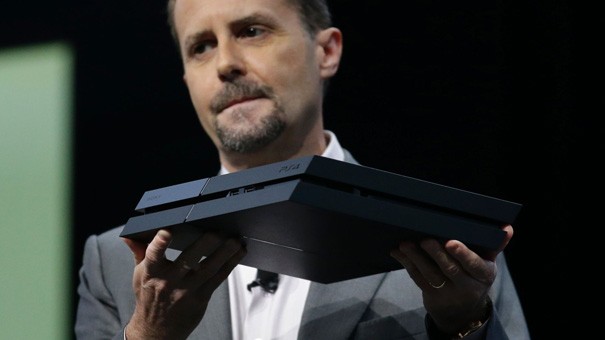 Czego nie możemy wkładać do pudełka z PS4 gdy odsyłamy konsolę na gwarancję?