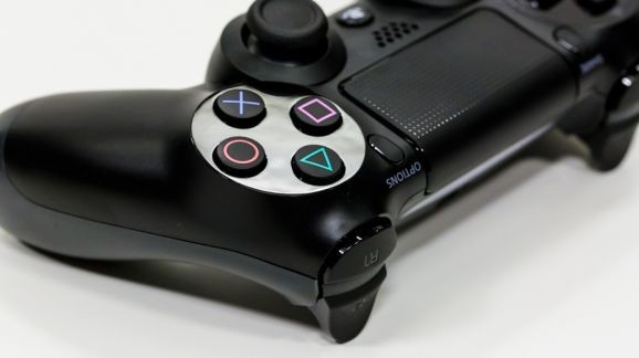 Sony zyskuje na sprzedaży telefonów oraz konsoli PlayStation 4
