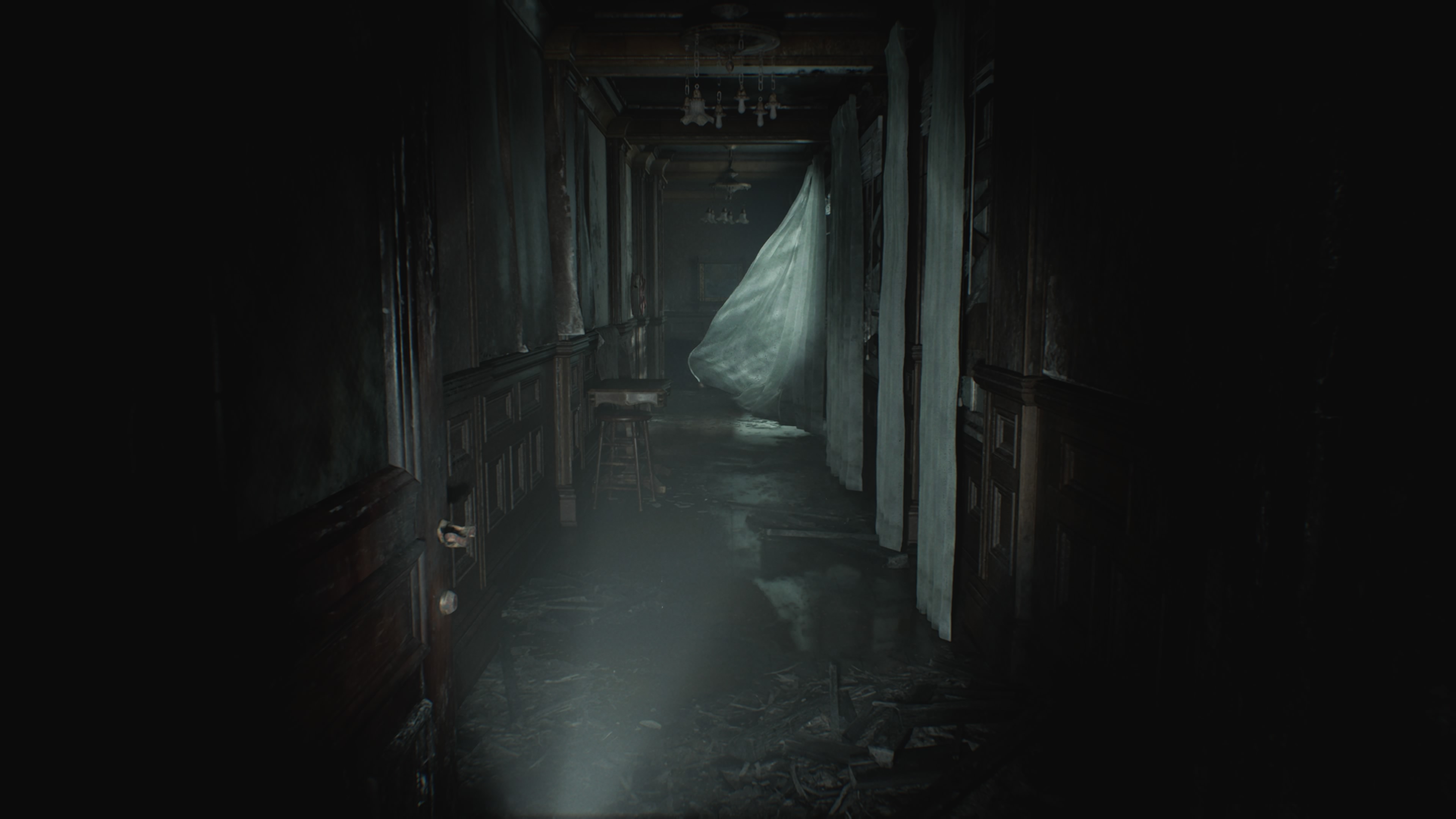 Resident Evil Requiem - Grace: Wrenwood Hotel: Pokój 204, klucz, mapa, nożyce, obraz, dowody, policjant