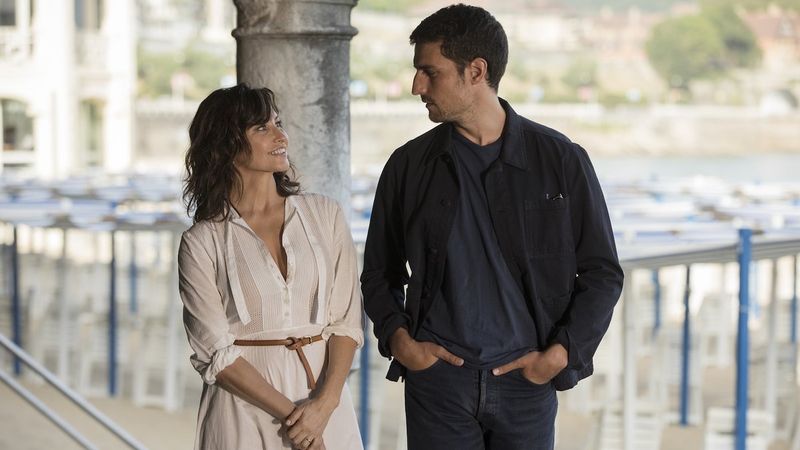 Hiszpański romans (2020) - recenzja filmu [Kino Świat]. Czy znanie się na sztuce jest pretensjonalne?