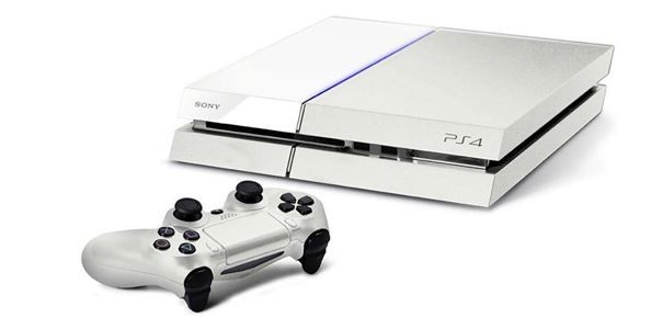 Białe PlayStation 4 pokazane z bliska urzeka swoim subtelnym pięknem