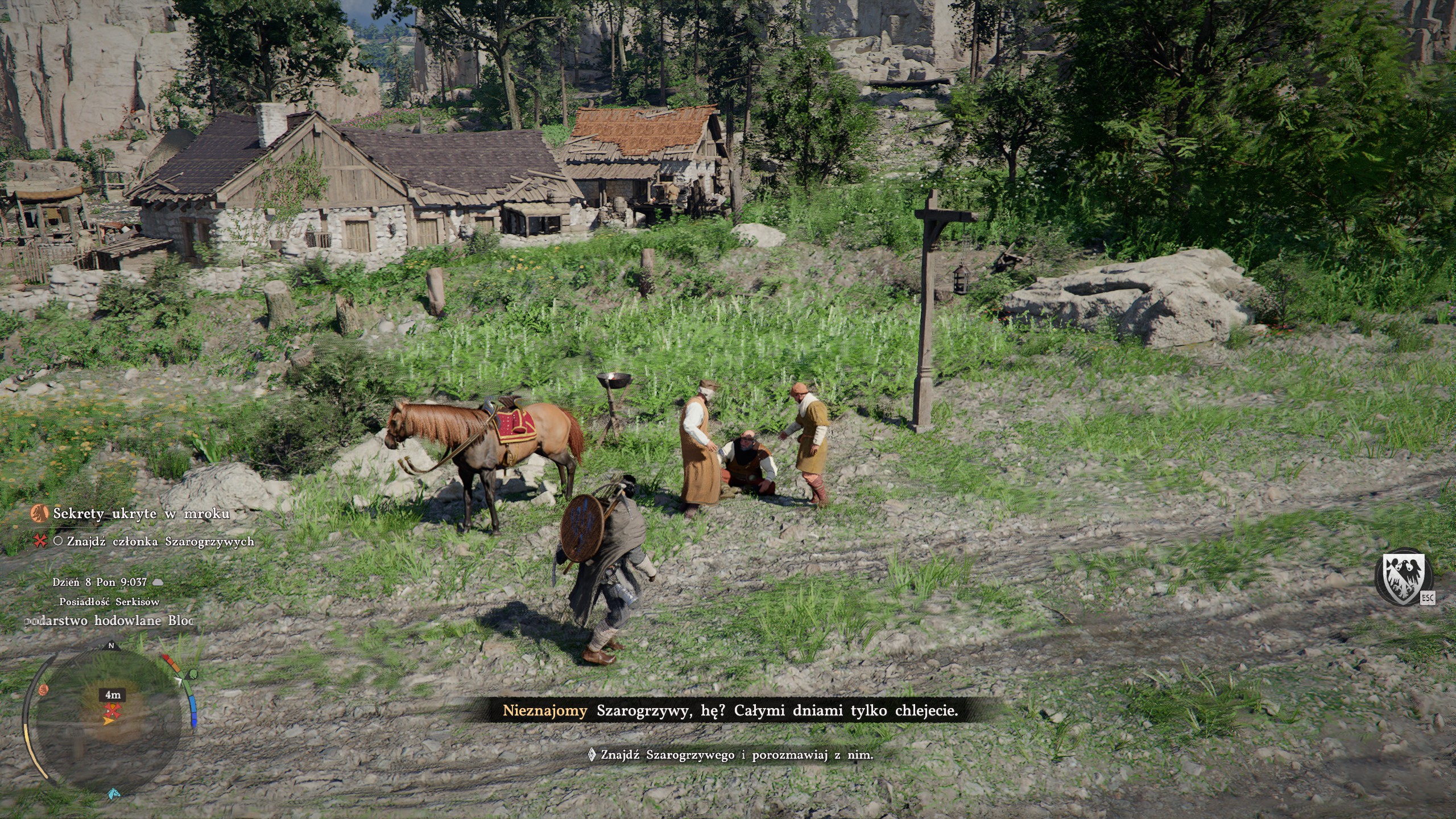 Najnowsze materiały z nadchodzącej gry Forza Horizon 6 wzbudziły spore zaniepokojenie wśród wiernych fanów serii, mimo że do premiery zaplanowanej na 19 maja pozostało już niewiele czasu. Zaprezentowane przez serwis IGN blisko dziesięciominutowe nagranie z surowej rozgrywki, osadzone w malowniczej i wiernie odwzorowanej Japonii, zamiast entuzjazmu wywołało falę krytyki. Głównym powodem niezadowolenia jest uderzająco niska gęstość ruchu ulicznego, co sprawia, że wirtualny świat wydaje się nienaturalnie opustoszały.  Widzowie analizujący udostępnione wideo zauważają, że bez względu na to, czy kierowca porusza się po wiejskich dróżkach, szerokich autostradach, czy gęsto zabudowanych obszarach miejskich, liczba innych pojazdów na drodze jest znikoma. Fani zaczęli określać tę wizję mianem „martwego miasta”, wytykając twórcom, że wielopasmowe arterie, które w rzeczywistości powinny tętnić życiem, w grze goszczą zaledwie kilka samochodów na krzyż. Taka sytuacja mocno uderza w immersję, szczególnie w tak ikonicznej i teoretycznie zatłoczonej lokalizacji jak współczesna Japonia.  Problem ten dotyka samych fundamentów serii, w której lawirowanie między autami przy zawrotnych prędkościach zawsze stanowiło o sile i emocjach towarzyszących rozgrywce. Społeczność graczy sugeruje, że studio Playground Games musi radykalnie zwiększyć zagęszczenie ruchu przed oficjalnym debiutem tytułu, aby świat gry odzyskał dynamikę. Choć pod względem czysto wizualnym Forza Horizon 6 prezentuje się olśniewająco, bez tętniącego życiem otoczenia może ona okazać się jedynie piękną, ale pustą makietą.