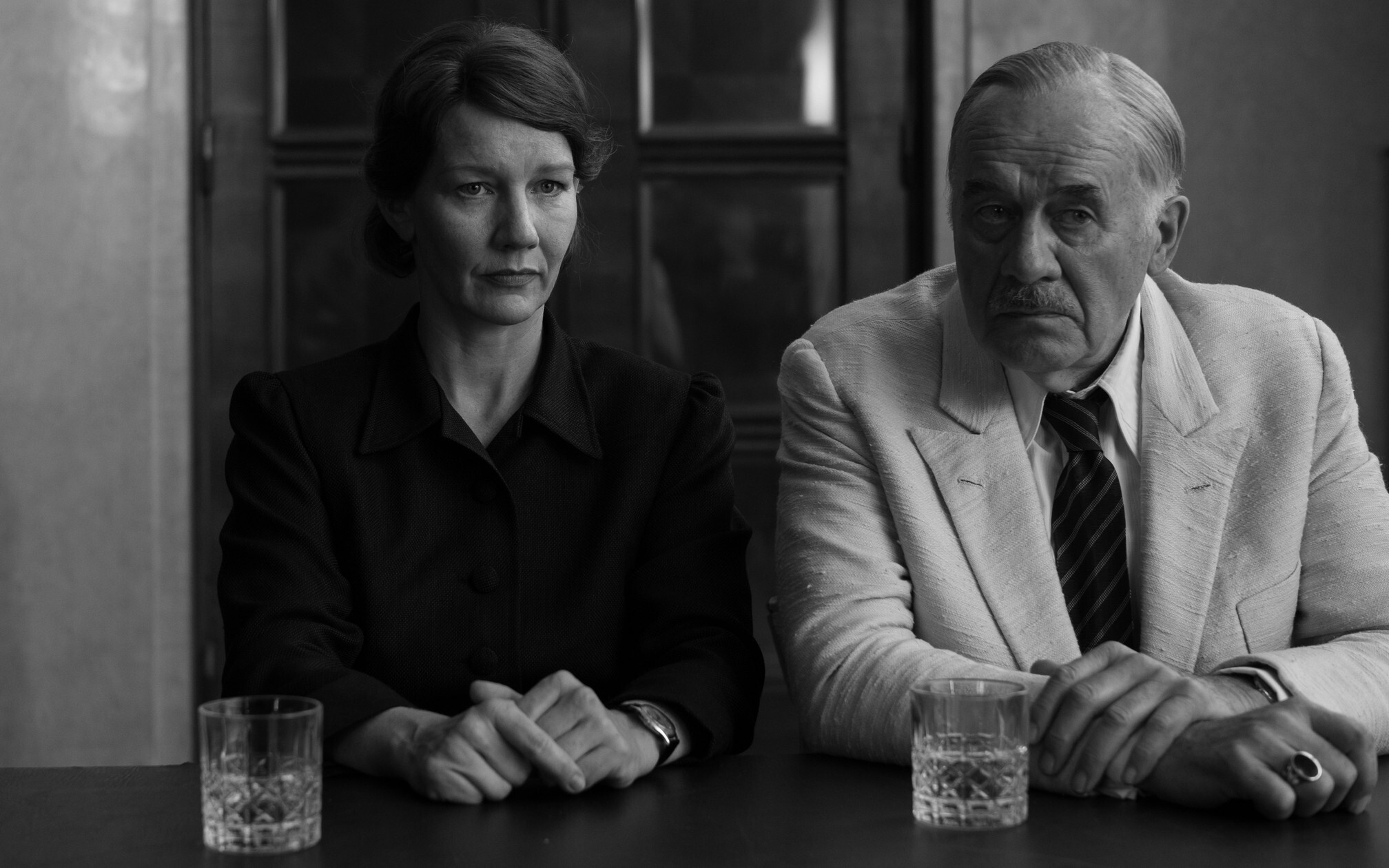 Ojczyzna (2026) - recenzja filmu [Kino Świat]. Gdzie światło jest najjaśniejsze, cień jest najmocniejszy