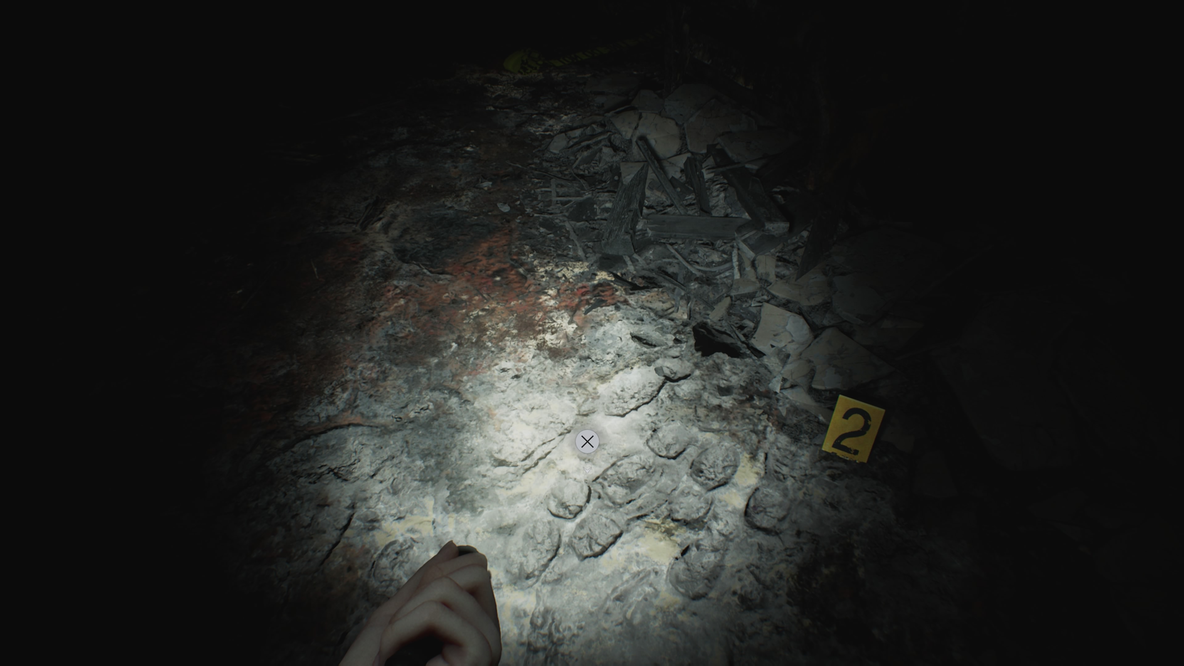 Resident Evil Requiem - Grace: Wrenwood Hotel: Pokój 204, klucz, mapa, nożyce, obraz, dowody, policjant