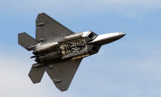 F-22 walczy na wyższym pułapie