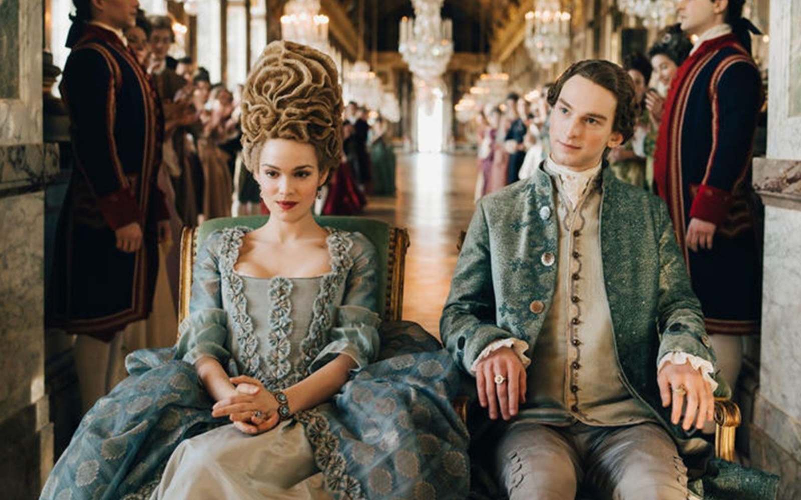 Maria Antonina (2022) – recenzja serialu [Canal+]. Dla fanów Faworyty to pozycja obowiązkowa