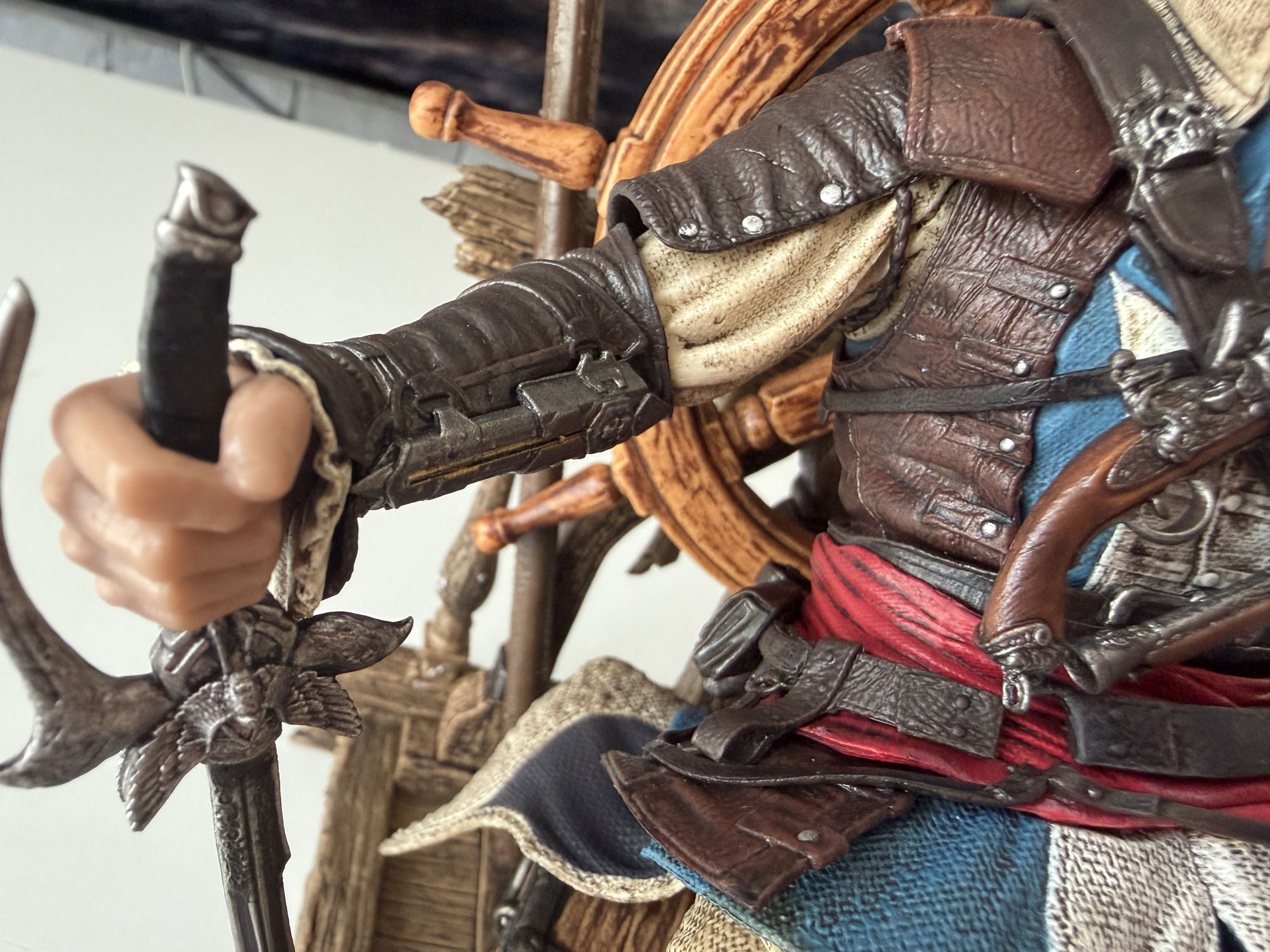 statuetka Edwarda Kenwaya (31 cm / 12 cali). 