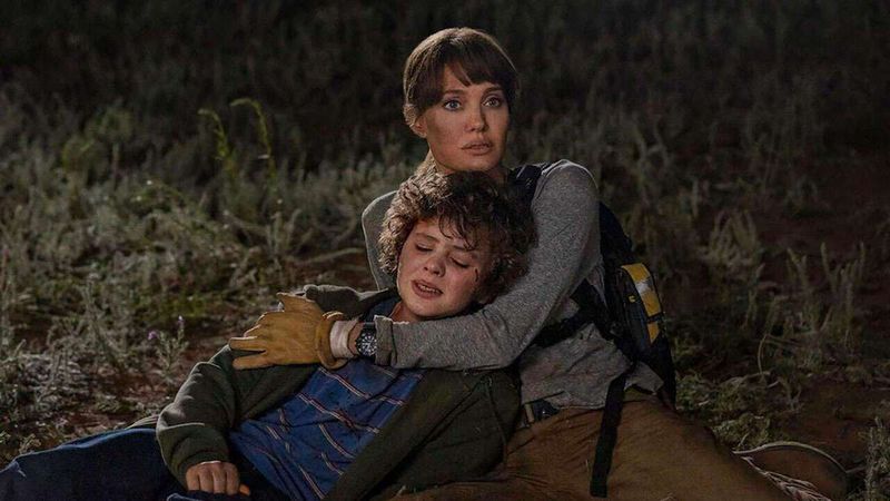 Ci, którzy życzą mi śmierci (2021) – recenzja filmu (Warner Bros.). Nie igraj z ogniem