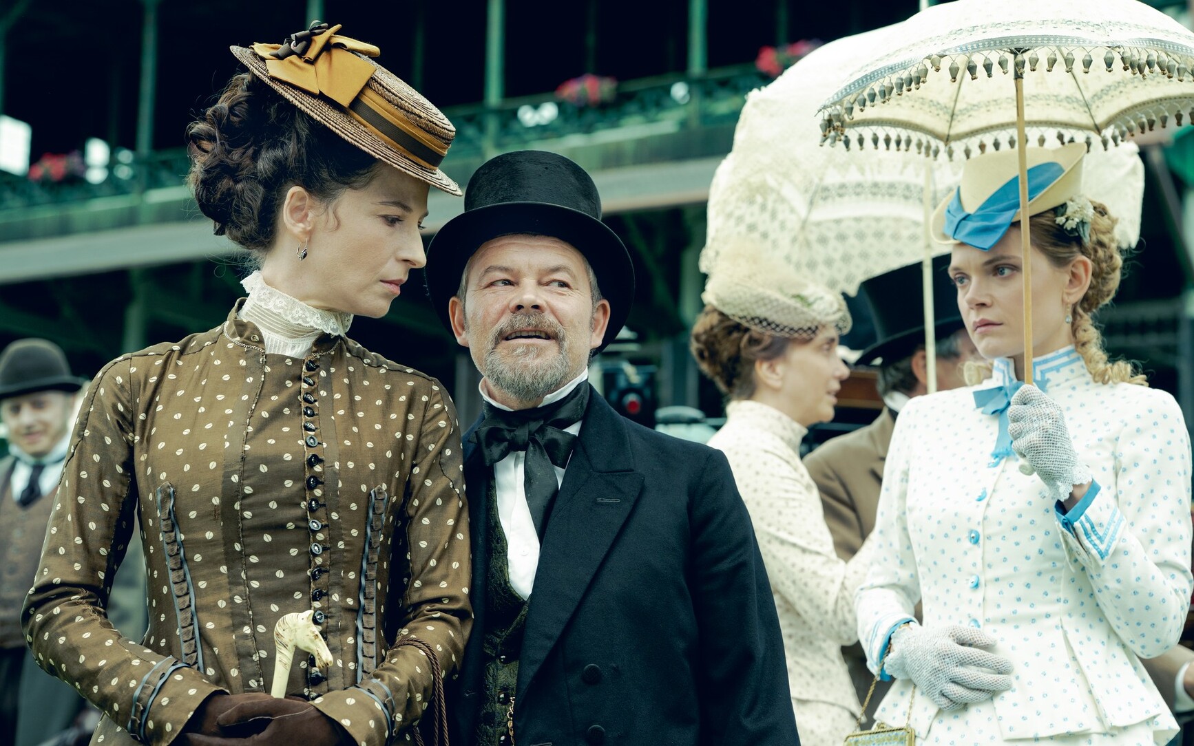 Plejada gwiazd w Lalce od Netflixa. Zdjęcia z planu ujawniają kolejne szczegóły!