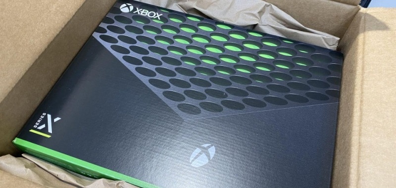 Xbox Series X na dokładnych zdjęciach sklepowej wersji. Sprawdźcie zawartość opakowania