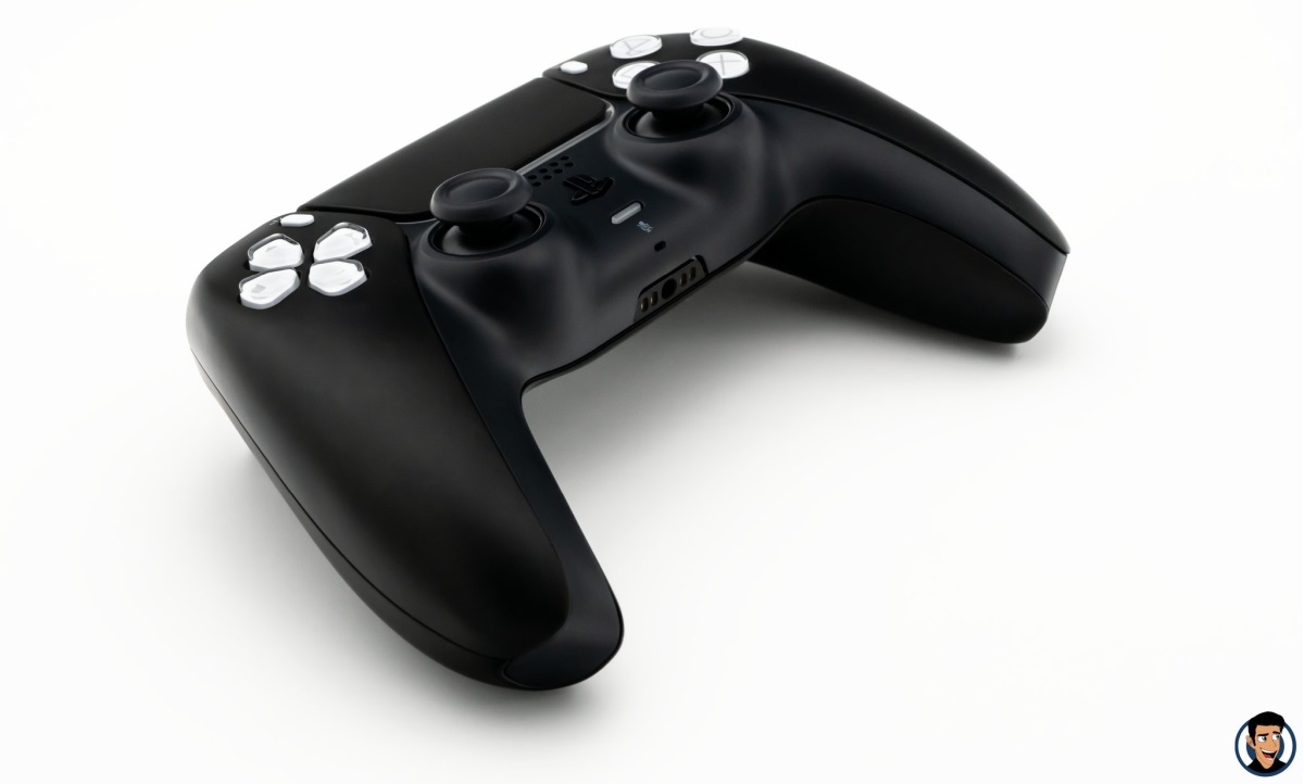 DualSense od PS5 w prototypowej wersji na zdjęciach. Sony długo rozwijało czarną wersję pada