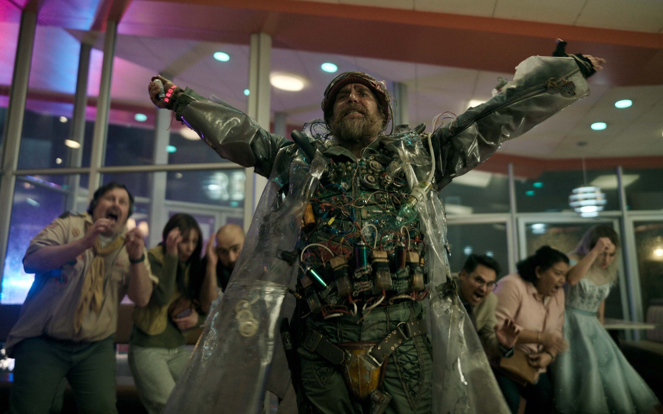 Baw się dobrze i przeżyj (2025) - recenzja filmu [Kino świat]. Jakie czasy, taka apokalipsa