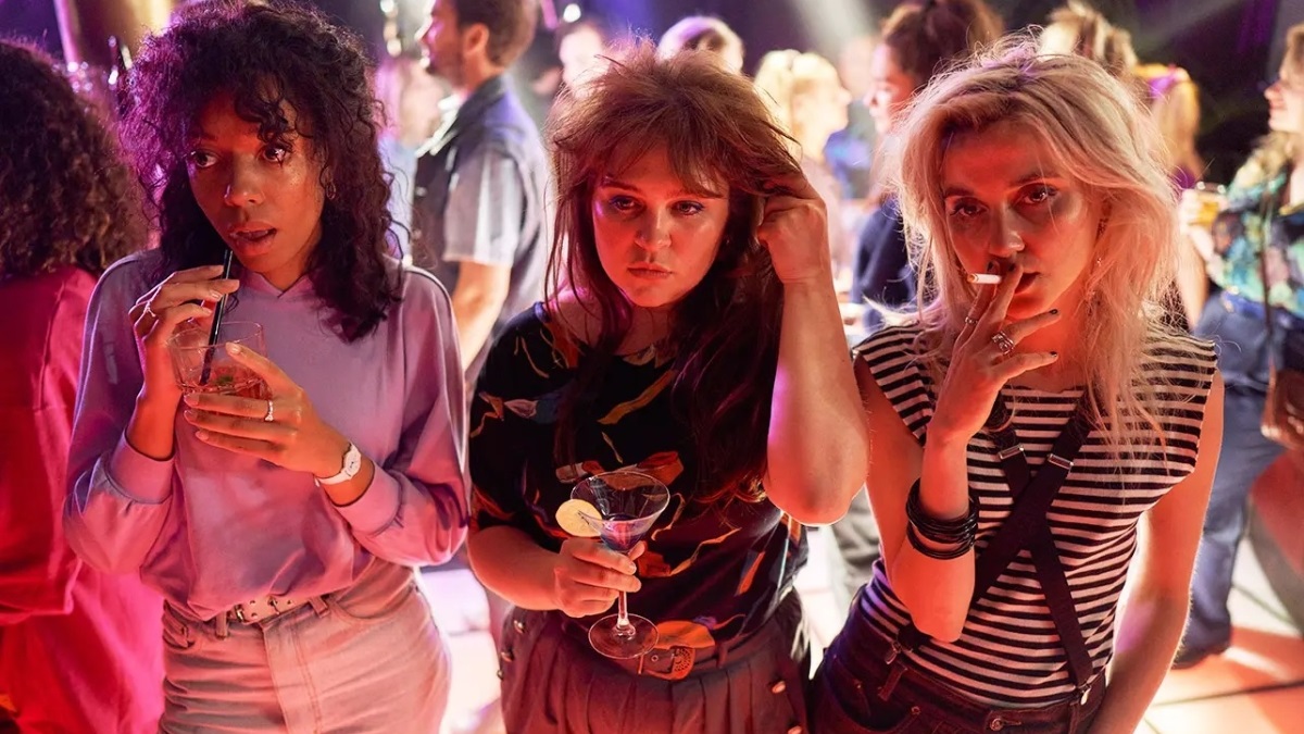 Sekstelefon (2022) – recenzja i opinia o serialu [Netflix]. Marly na imprezie