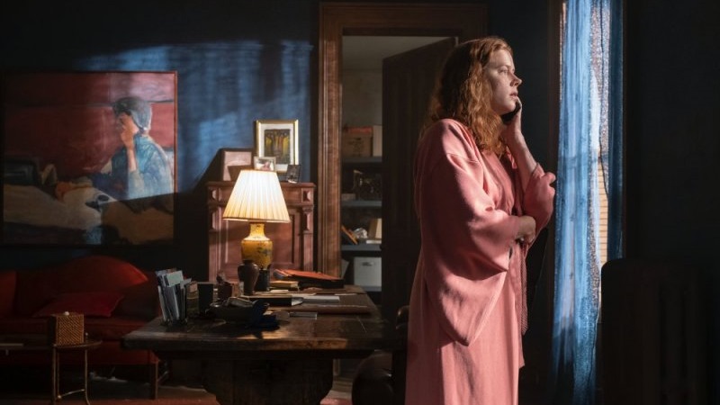 Kobieta w oknie (2021) – recenzja filmu [Netflix]. Na ratunek